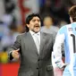 Pelatih Argentina, Diego Maradona, menyemangati Lionel Messi usai ditaklukkan Jerman dengan skor 4-0 pada laga Piala Dunia di Stadion Green Point, Afrika Selatan, (3/7/2010). (AFP/Daniel Garcia)