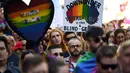 Sejumlah pendemo membawa poster saat menggelar demo kesetaraan pernikahan sejenis di Sydney (10/9). Mereka turun kejalan untuk meminta kesetaraan pernikahan pasangan sesama jenis di Sydney. (AFP Photo/Saeed Khan)