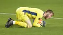 Kiper Manchester United, David de Gea berhasil menangkap bola hasil tendangan pemain Granada dalam laga leg pertama perempatfinal Liga Europa 2020/2021 di Nuevo Los Carmenes Stadium, Granada, Kamis (8/4/2021). Manchester United menang 2-0. (AFP/Cristina Quicler)