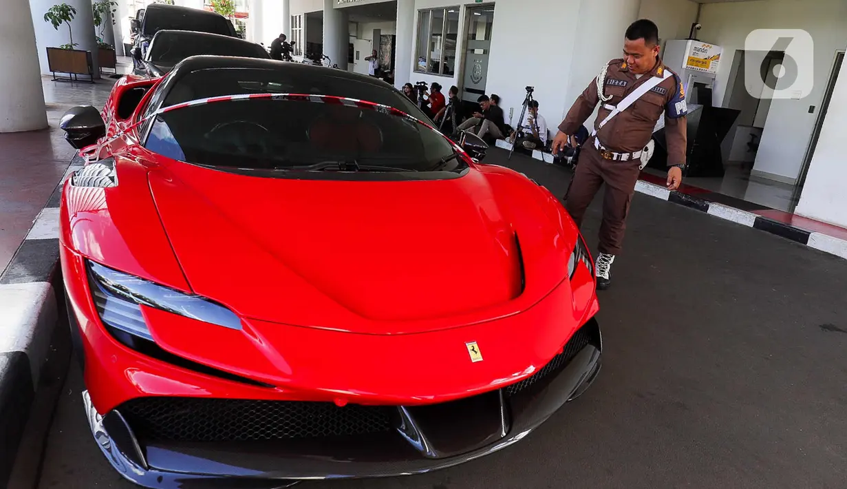 Dari salah satu lokasi yang digeledah, tim penyidik Kejaksaan Agung (Kejagung) menyita empat mobil mewah. (Liputan6.com/Herman Zakharia)