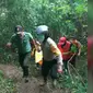 Penemuan Tengkorak Aneh Tergantung di Pohon Mahoni Bikin Heboh Warga Sukabumi. (Liputan6.com/Mulvi Mohammad)