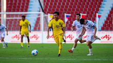 Gelandang Timnas Malaysia U-22, Ziad El Basheer Norhisham menjauh dari kejaran gelandang Timnas Filipina U-22, Sandro Reyes dalam laga perebutan medali perunggu SEA Games 2025 di Stadion Rajamangala, Bangkok, Kamis (18/12/205) sore WIB. (Dok. FA Malaysi)