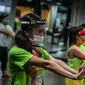 Instruktur mengenakan masker dan face shield pada sesi kelas senam Bolly’D (Bollywood Fitness Dance) di Raga Studio, Jakarta, Senin (15/6/2020). Memasuki pekan kedua masa PSBB Transisi di DKI Jakarta, beberapa pusat kebugaran menerapkan protokol kesehatan. (Liputan6.com/Faizal Fanani)