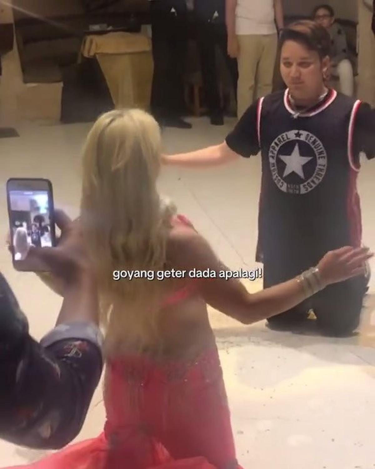 7 Potret Rangga SMASH Battle Belly Dance di Turki, Gak Kalah Jago - Sang Penari Malah Terlihat Insecure