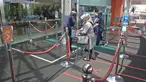 Pengunjung menjalani pemeriksaan sebelum masuk ke dalam Mall Margo City, Depok, Jawa Barat, Selasa (9/6/2020). Pusat perbelanjaan atau mal di Kota Depok akan mulai dibuka pada 16 Juni 2020 dengan menerapkan sejumlah aturan protokol kesehatan yang ketat. (Liputan6.com/Herman Zakharia)