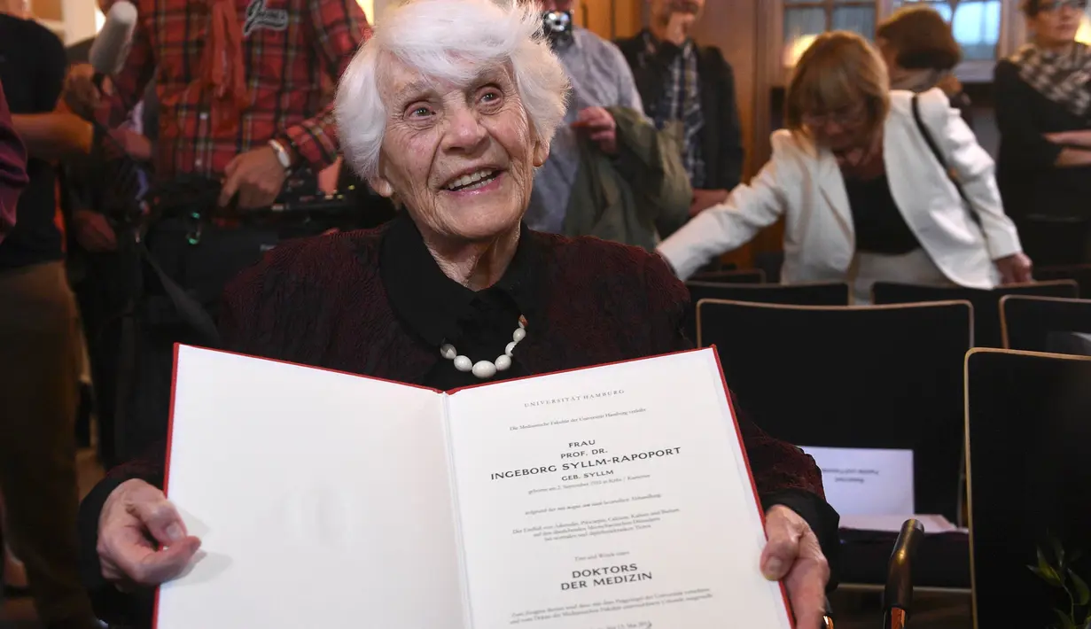 Seorang perempuan, Ingeborg Rapoport (102 tahun) saat menunjukkan sertifikat doktornya yang baru diterimanya di rumah sakit UKE di Hamburg, Jerman, Selasa (9/6/2015). (REUTERS/Fabian Bimmer)