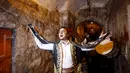 Pemuda Palestina saat membangunkan sahur menggunakan musik tradisional, di permukiman Hebron, Tepi Barat, 23 Juni 2015. Tradisi tersebut dilakukan secara turun-temurun untuk mempererat silaturahmi. (REUTERS/Mussa Qawasma)