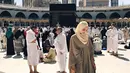 Saat bertandang ke Mekkah, Luna Maya mengejutkan publik dengan penampilannya yang menyejukkan. Kala itu, Luna Maya khusyuk menjalani ibadah Umrohnya. Pasalnya, dirinya baru mengunggah fotonya di Tanah Suci sehari menjelang bulan Ramadan tahun 2019 ini. (Liputan6.com/IG/@lunamaya)