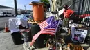 Bendera AS dikibarkan di tempat tinggal veteran yang bernama Kendrick Bailey di Los Angeles, California (10/11). Kendrick Bailey merupakan veteran AS yang pernah bertugas di Vietnam. Kini ia hidup di jalan sebagai tunawiswa. (AFP Photo/Frederic J. Brown)