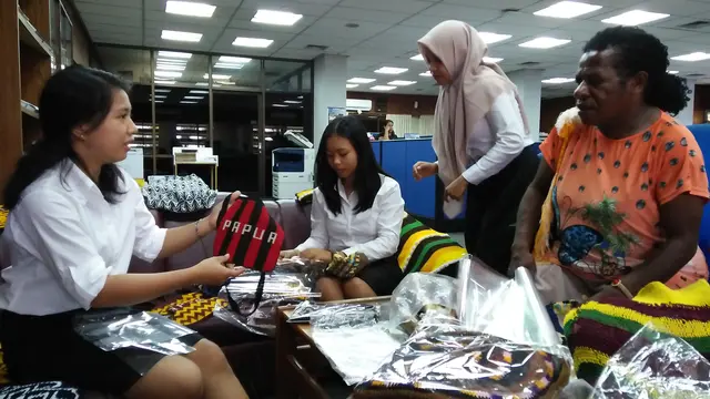 Kiat Mama Penjual Noken Mudahkan Transaksi Penjualan