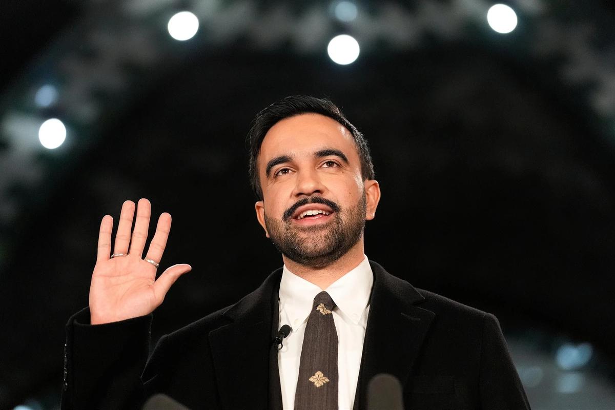 FOTO Zohran Mamdani Mengucap Sumpah Jabatan Walikota New York City dengan Al Quran