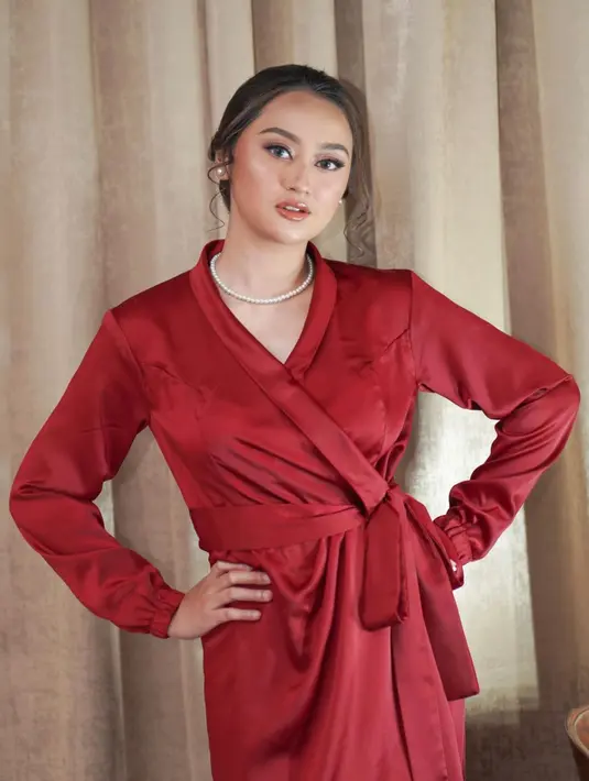 Memes terlihat menawan mengenakan dress merah berbahan satin. Penyanyi yang pernah dikabarkan dekat dengan Billy Syahputra ini sekarang sedang menjadi perhatian publik karena postingan mesranya bersama komedian mantan suami Nathalie Holscher tersebut. (Instagram/@memes_prameswari)
