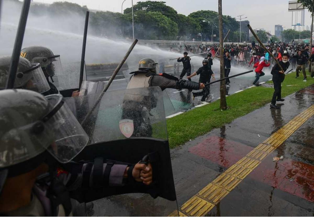Bentrokan Panas Pengunjuk Rasa vs Polisi di DPR