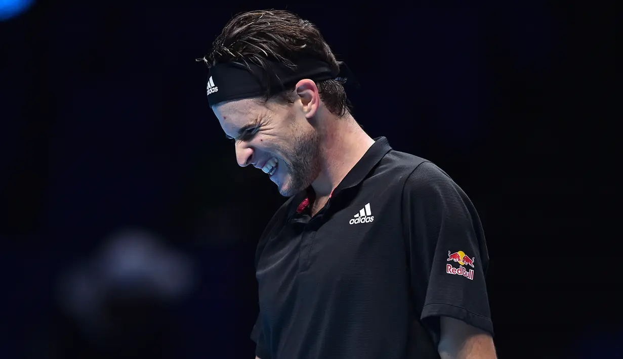 Petenis Austria, Dominic Thiem, tampak kecewa dalam partai final tunggal putra Turnamen Tenis ATP Finals 2020 melawan petenis Rusia, Daniil Medvedev di O2 Arena, London, Inggris, Minggu (22/11/2020). Dominic Thiem kalah dengan skor 6-4, 6-7 (2), 4-6. (AFP/Glyn Kirk)