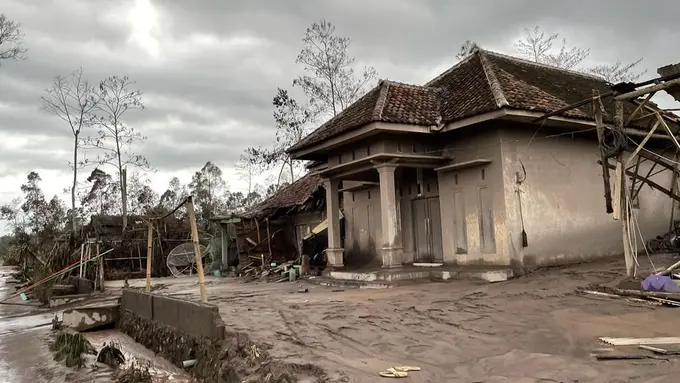 Delapan Kecamatan Terdampak Debu Vulkanik Gunung Semeru, Dua di Antaranya Terkena Guguran Awan Panas
