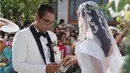 Pasangan pengantin baru Sammy Simorangkir dan Viviane baru saja menikah pada Sabtu, (22/7). Pernikahan keduanya digelar secara tertutup di Uluwatu, Pulau Dewata, Bali. (Instagram/sammysimorangkir)