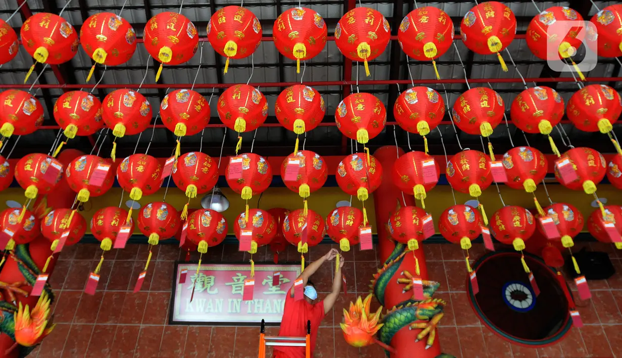 Warga  memasang lampion di Vihara Kwan In Thang, Pondok Cabe, Tangerang Selatan, Banten, Rabu (19/1/2022). Pemasangan lampion dalam rangka menyambut Tahun Baru Cina atau Imlek 1 Februari besok. (merdeka.com/Arie Basuki)