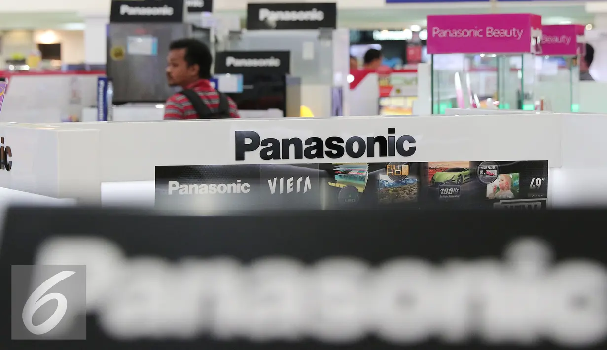 Sejumlah produk Panasonic terlihat di Elektronic City, Jakarta, Kamis (4/2). Kabar penutupan dua pabrik PT Panasonic Lighting di Jawa Timur dan Jawa Barat, tidak akan mempengaruhi bisnis penjualan Panasonic di Tanah Air. (Liputan6.com/Angga Yuniar)