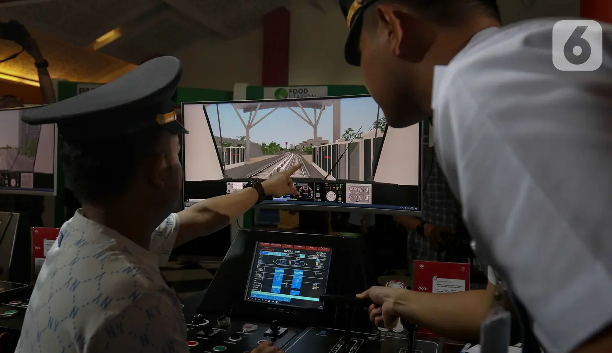 Pengunjung sedang mencoba simulator LRT Jakarta di Pekan Raya Jakarta atau Jakarta Fair 2024 di Jakarta International Expo Kemayoran (JIEXPO) Jakarta, Rabu (12/6/2024). (Liputan6.com/Herman Zakharia)