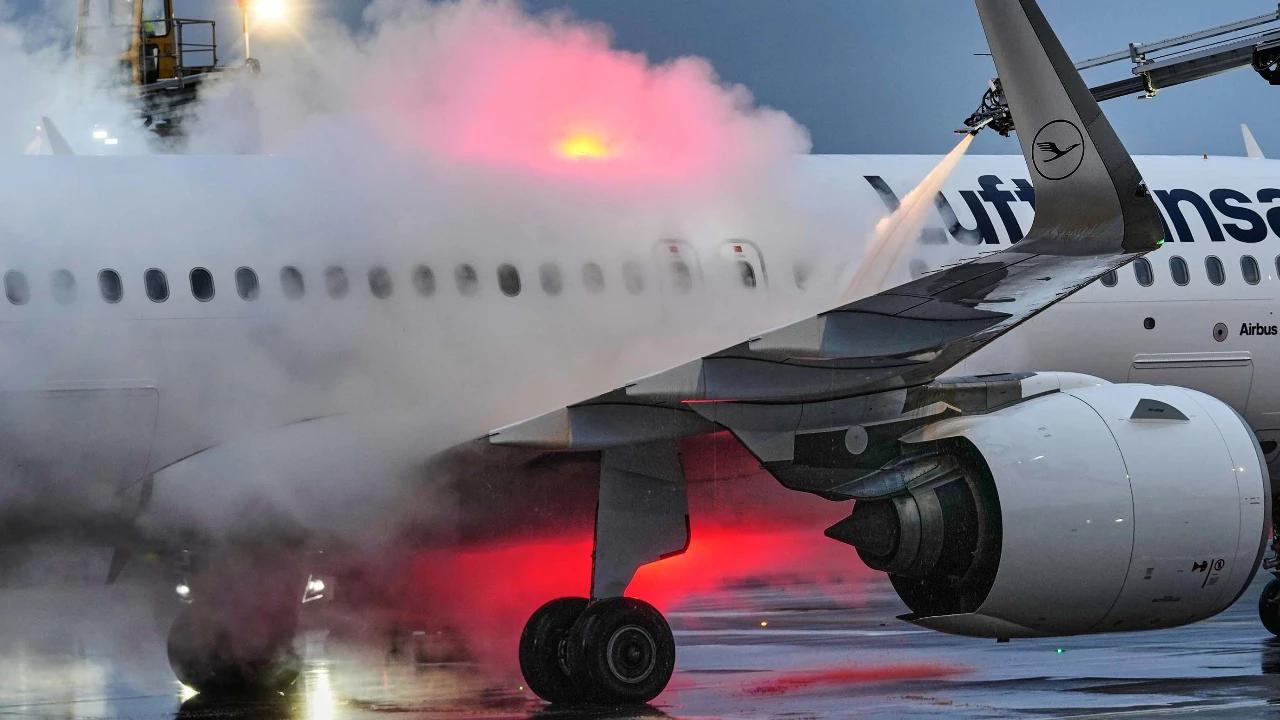 FOTO Pesawat Jalani Pembersihan Es Saat Suhu Minus di Frankfurt
