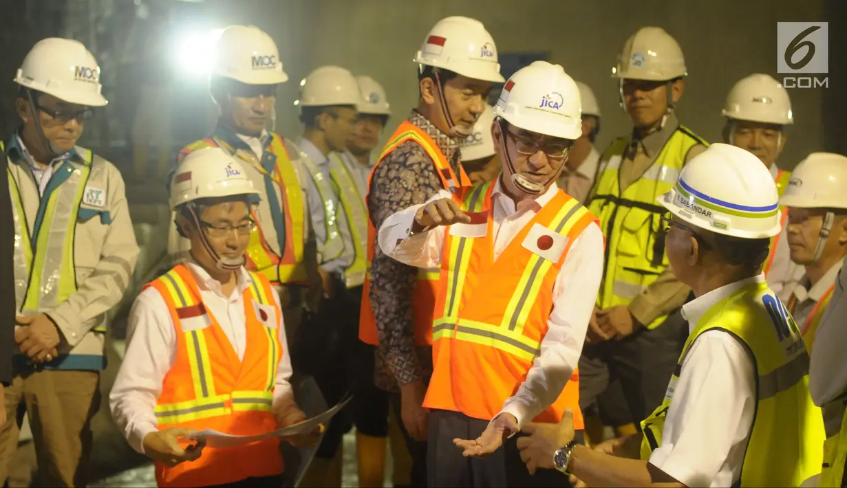 Menteri Luar Negeri Jepang Taro Kono (tengah depan) saat meninjau perkembangan proyek kereta MRT di Stasiun Bundaran HI, Jakarta, Senin (25/6). Taro Kono didampingi oleh Direktur Utama PT MRT William Sabandar. (Liputan6.com/Helmi Fithriansyah)