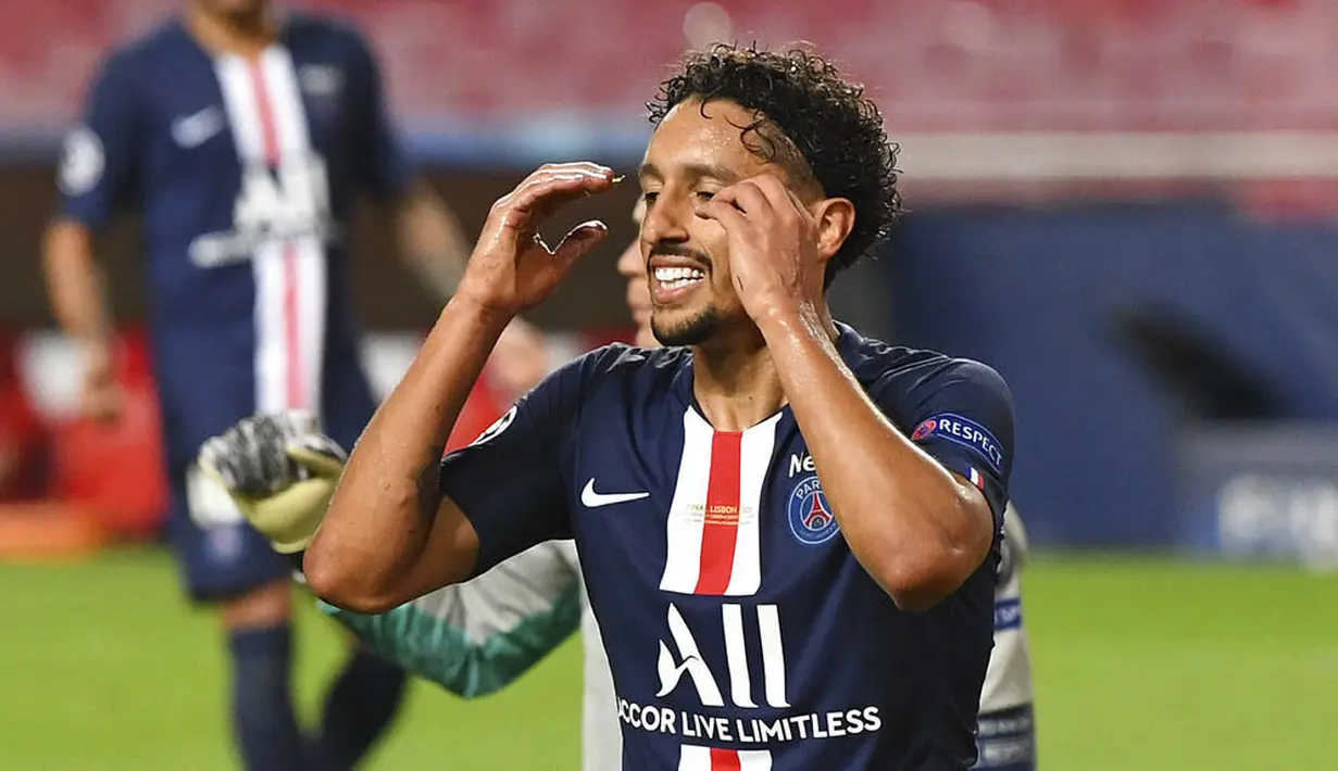 Pemain Paris Saint-Germain (PSG), Marquinhos, tampak kecewa usai gagal mecetak gol ke gawang Bayern Munchen pada laga final Liga Champions di Stadion The Luz, Portugal, Senin (24/8/2020). Bayern Munchen menang 1-0 atas PSG. (David Ramos/Pool via AP)
