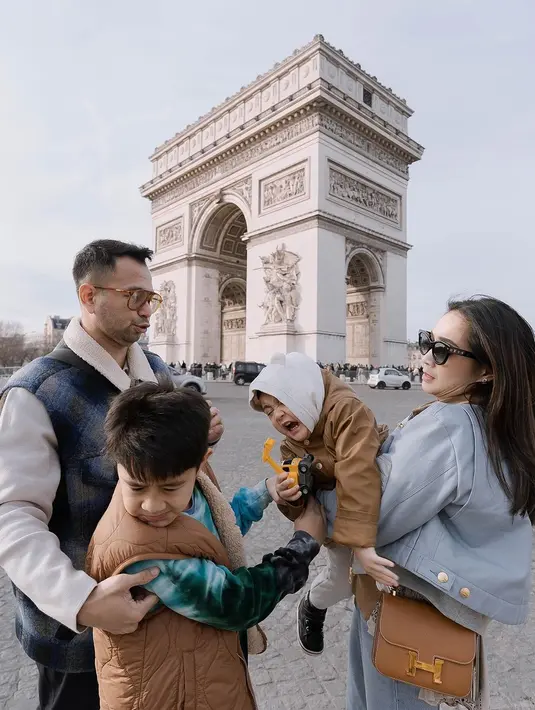 "Awal Mesra ❤️ Akhir Berantem 🙄The Champs Elysees," tulis raffinagita1717 dalam unggahan 26 Desember. Adik Rafathar yang biasa disapa Cipung tampak kesal dengan kakaknya. [Instagram/raffinagita1717]