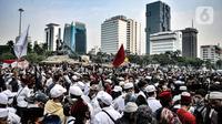 Massa dari PA 212 menuju Patung Kuda, Jakarta, untuk mengikuti aksi menolak UU Cipta Kerja, Selasa (13/10/2020). Selain PA 212, massa gabungan mahasiswa dan pelajar turut aksi mendesak Presiden Joko Widodo membatalkan UU Cipta Kerja Omnibus Law yang dinilai merugikan. (merdeka.com/Iqbal Nugroho)