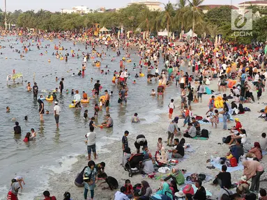 Pengunjung memadati kawasan wisata Pantai Karnaval Ancol, Jakarta, Sabtu (16/6). H+1 libur Lebaran, jumlah pengunjung di Ancol mencapai 88.143 orang. (Liputan6.com/Immanuel Antonius)