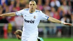 Striker Real Madrid Karim Benzema merayakan gol pembuka kemenangan El Real atas Atletico Madrid 2-1 dalam lanjutan La Liga di Vicente Calderon, 19 Maret 2011. AFP PHOTO/PEDRO ARMESTRE