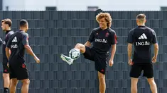 Bek timnas Belgia Wout Faes (tengah) mengontrol bola saat mengikuti sesi latihan menjelang laga kualifikasi Euro 2024 Grup F melawan Estonia di markas The Royal Belgian Football Association RBFA di Tubize pada 19 Juni 2023. (KURT DESPLENTER / Belga / AFP)
