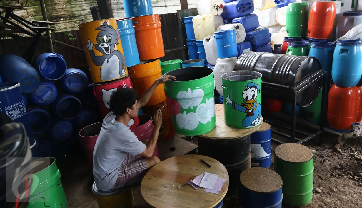 Seorang pengrajin melukis tong sampah bekas limbah di kawasan serpong, Tangerang Selatan, Senin (20/3). Berkat tangan kreatif perajin, tong dari limbah pabrik tersebut berhasil diubah menjadi tempat sampah cantik. (Liputan6.com/Helmi Afandi)