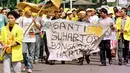 Ratusan mahasiswa membentangkan spanduk sambil berjalan menuju gedung DPRD di Medan pada 20 Mei 1998. Bulan Mei 1998 merupakan momen penting dalam sejarah Indonesia, juga momen penting bagi Soeharto. (UPALI ATURUGIRI/AFP)