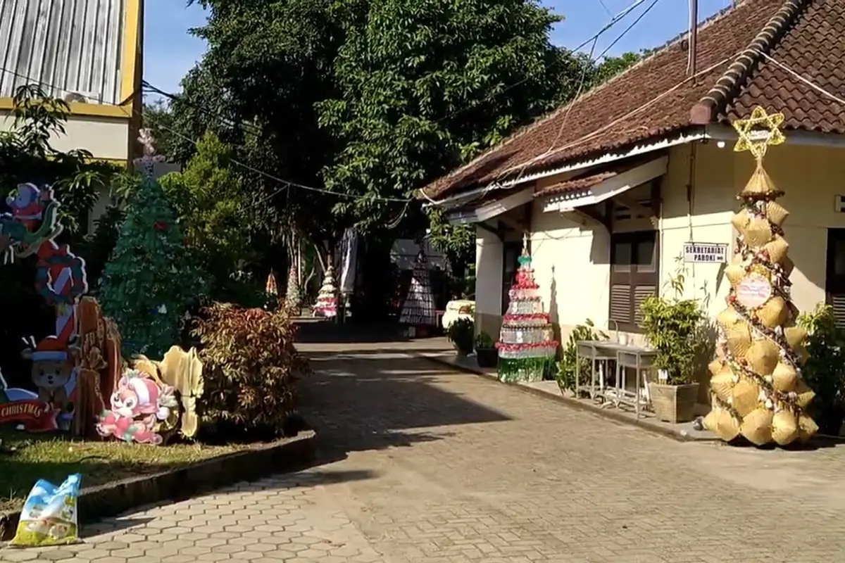 Perayaan Natal 2025 di Gereja Katolik Hati Kudus Yesus, Kota Metro, Lampung, berlangsung unik dengan mengusung tema kepedulian lingkungan. (Liputan6.com/Ardi Munthe)