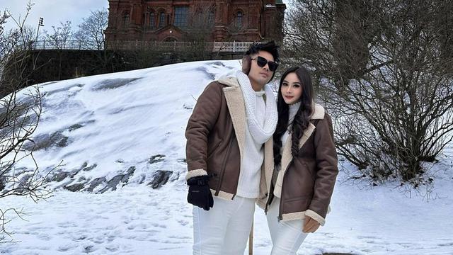 Guntur Triyoga saat liburan bersama istrinya (Instagram)