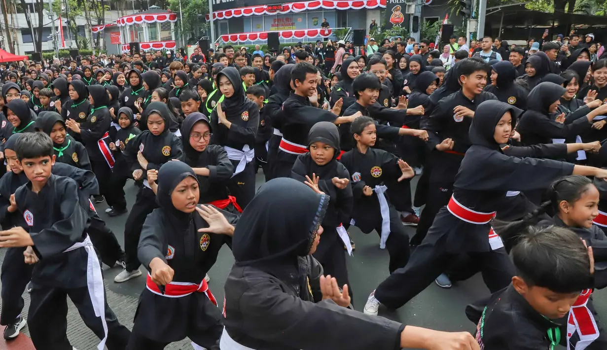Pesilat dari berbagai perguruan silat se-Jabodetabek mengikuti Flash Mob Pencak Silat saat kegiatan CFD di kawasan Bundaran HI Jakarta, Minggu, 9 Agustus 2026. (KLY/Arie Basuki)