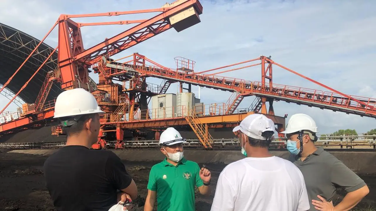 Komisaris Bright PLN Batam, Rizal Calvary didampingi Sekretaris Perusahaan Hamid Hamidi mengunjungi PLTU Tanjung Kasam, Batam pada akhir pekan lalu. Foto: PLN