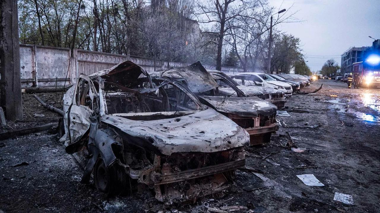 FOTO: Serangan Rusia Picu Kebakaran Hebat  dan Korban Jiwa di Kyiv