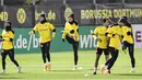 Para Borussia Dortmund melakukan pemanasan selama sesi latihan di Dortmund, Jerman, Senin (23/11/2020). Dortmund akan bertanding melawan  Club Brugge pada Grup F Liga Champions. (AP Photo/Martin Meissner)