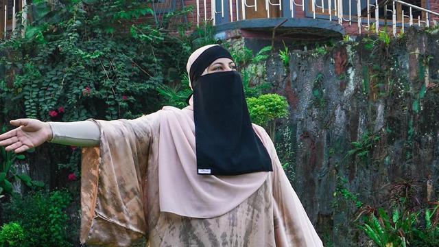 Kerap Tampil Glamor, Potret Tasyi Athasyia Saat Bercadar Ini Curi Perhatian