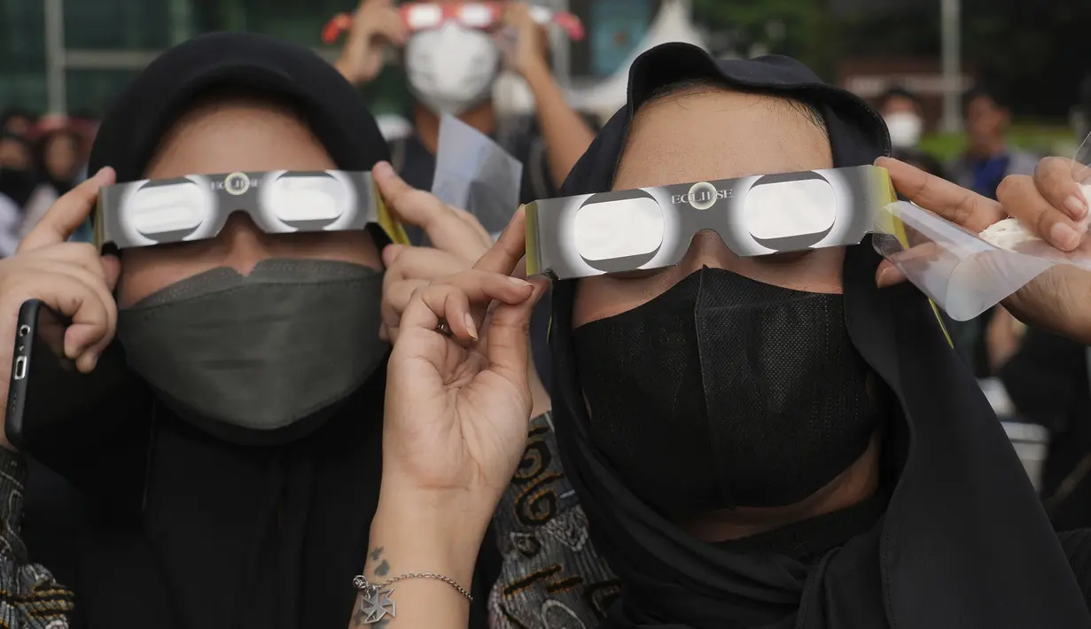 Terakhir, fenomena ini bisa dilihat pada 3 November 2013 di Amerika Selatan. Pada tahun ini tanggal 20 April 2023 gerhana matahari hibrida kembali bisa diamati dan lokasinya berada di Indonesia. (AP Photo/Tatan Syuflana)