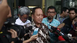 Menristekdikti, Mohamad Nasir memberikan keterangan kepada media usai mengunjungi KPK di Jakarta, Kamis (29/11). Kunjungan M Nasir tersebut untuk membicarakan kerjasama antar kedua lembaga terkait pencegahan anti korupsi. (Liputan6.com/Herman Zakharia)