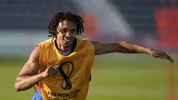 Bek Inggris, Trent Alexander-Arnold melakukan pemanasan saat mengikuti sesi latihan di Kompleks Olahraga Al Wakrah di Al Wakarah, Qatar, Senin, 28 November 2022.  Saat ini, Inggris memimpin di puncak klasemen dengan raihan 4 poin dari dua laga. (AP Photo/Abbie Parr)