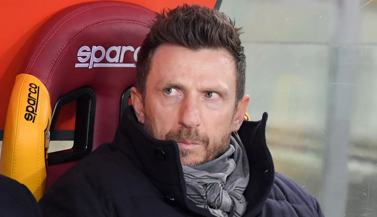 Eusebio Di Francesco yang pensiun pada Juli 2005 bersama Perugia tercatat pernah berseragam AS Roma selama 4 musim mulai 1997/1998 hingga 2000/2001. Ia total tampil dalam 129 laga bersama AS Roma di semua kompetisi dengan torehan 16 gol dan 8 assist, dan sukses mempersembahkan satu gelar Scudetto pada musim 2000/2001. Pada awal musim 2017/2018 ia ditunjuk menjadi pelatih AS Roma menggantikan Luciano Spalletti. Bertahan hingga Maret 2019, prestasi terbaiknya adalah membawa AS Roma lolos ke semifinal Liga Champions 2017/2018. (AFP/Tiziana Fabi)