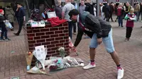 Kenang Sang Legenda, Suporter Villa Taruh Bunga di Villa Park