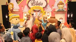 Suasana perayaan ulang tahun anak pedangdut Ayu Ting Ting, Bilqis Khumairah Razak, yang ke-3 di sebuah hotel di kawasan Margonda, Depok, Minggu (8/1). Ayu juga sempat menghibur para tamu undangan dengan sejumlah lagu. (Liputan6.com/Herman Zakharia)