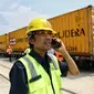 Petugas memantau proses bongkar muatan di Stasiun JICT Tanjung Priok, Kamis (18/2). Dioperasikannya KA Logistik Tanjung Priok diharapkan mampu menurunkan masalah waktu bongkar muat atau dwelling time hingga dua hari. (Liputan6.com/Faizal Fanani)