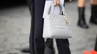 Berikut tips membeli tas luxury bag untuk kamu yang baru pertama kali membeli tas dengan jenis ini. (Foto: Unsplash.com/Nassim Boughazi)