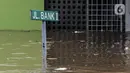 Tiang penanda jalan terendam banjir di kawasan Kemang, Jakarta, Sabtu (20/2/2021). Curah hujan yang tinggi menyebabkan kawasan tersebut terendam banjir setinggi orang dewasa. (Liputan6.com/Johan Tallo)
