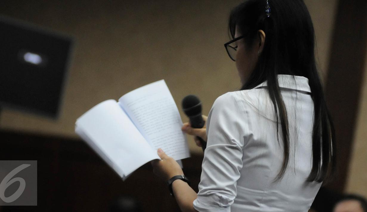 Terdakwa kasus dugaan pembunuhan Wayan Mirna Salihin, Jessica Wongso membacakan pledoi pada sidang lanjutan di PN Jakarta Pusat, Rabu (12/10). Sebanyak 3.000 halaman nota pembelaan dibacakan oleh Jessica Wongso. (Liputan6.com/Faizal Fanani)